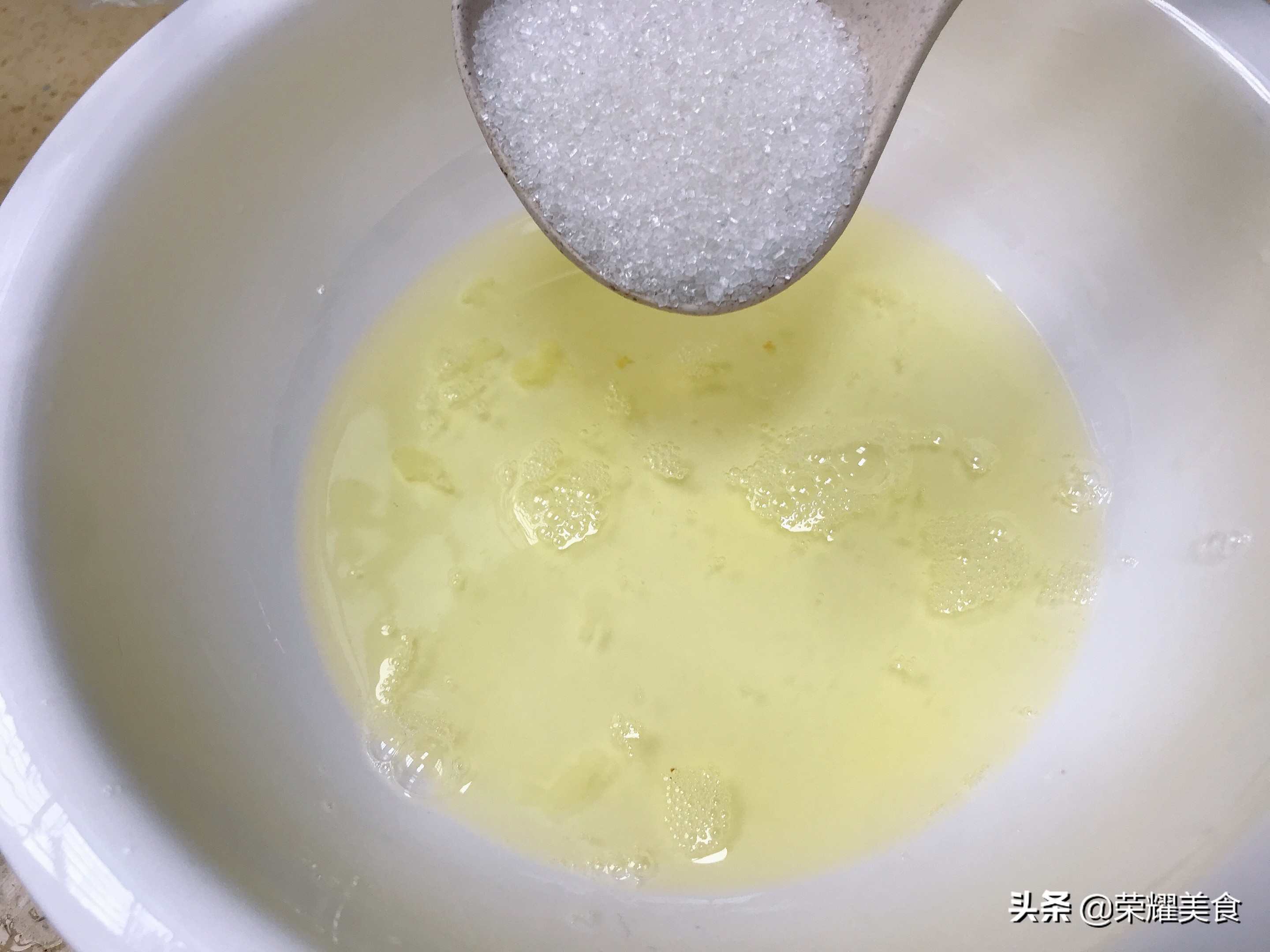 电饭煲做蛋糕简单好吃不用搅拌机,教你用电饭煲做蛋糕方法一学就会