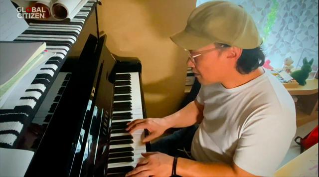 郎朗吉娜夫妻三重奏完整,郎朗吉娜在家四手联弹