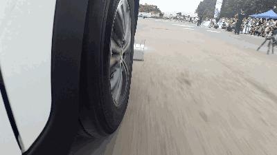 车轮胎侧面的小洞漏气了怎么办,汽车后轮胎有点漏气