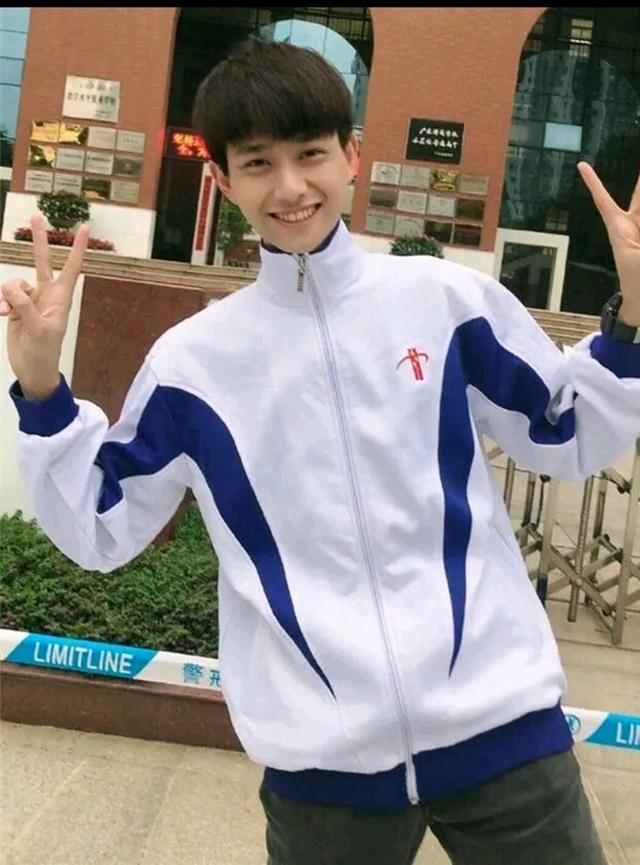 学识加成美得自然真实！温大老师像吴彦祖张震，思政老师撞脸Lisa