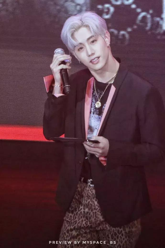 裤子裂成两半令安可舞台喊停,“强势新人”showcase突发舞台事故