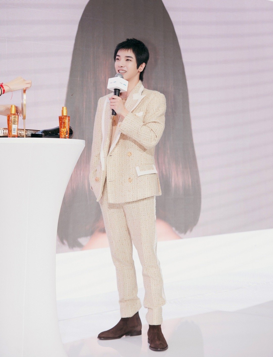 够大胆！花花“空身穿”香奈儿，配大金链子，不像暴发户是王子