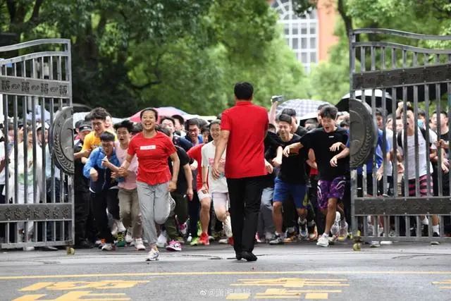 一字马女孩高考成绩网曝,一字马女生罗子欣来中国美院报到