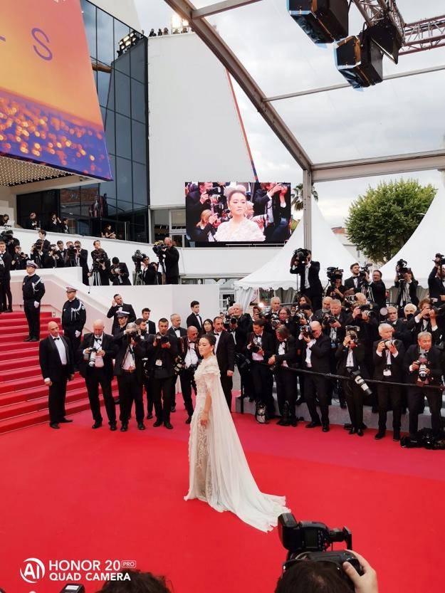 荣耀20Pro水印疑似在戛纳电影节泄露李宇春巩俐国际大咖被抓拍