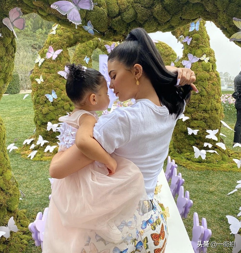 凯莉詹娜带女儿外出度假,丰乳肥臀太性感,网友:凯莉是不是胖了