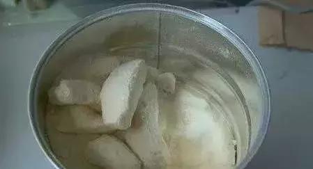 新开的奶粉起坨坨还可以吃吗,奶粉起坨不溶解是咋回事还能吃吗