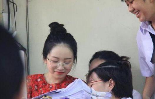 娃娃脸老师学生,女老师娃娃脸