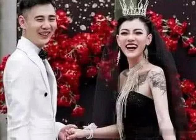 大家还记得那位满身纹身穿黑色婚纱爆红的新娘吗?如今判若两人