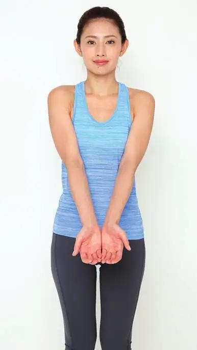 如何矫正肩膀弯曲,驼背手臂粗怎么矫正