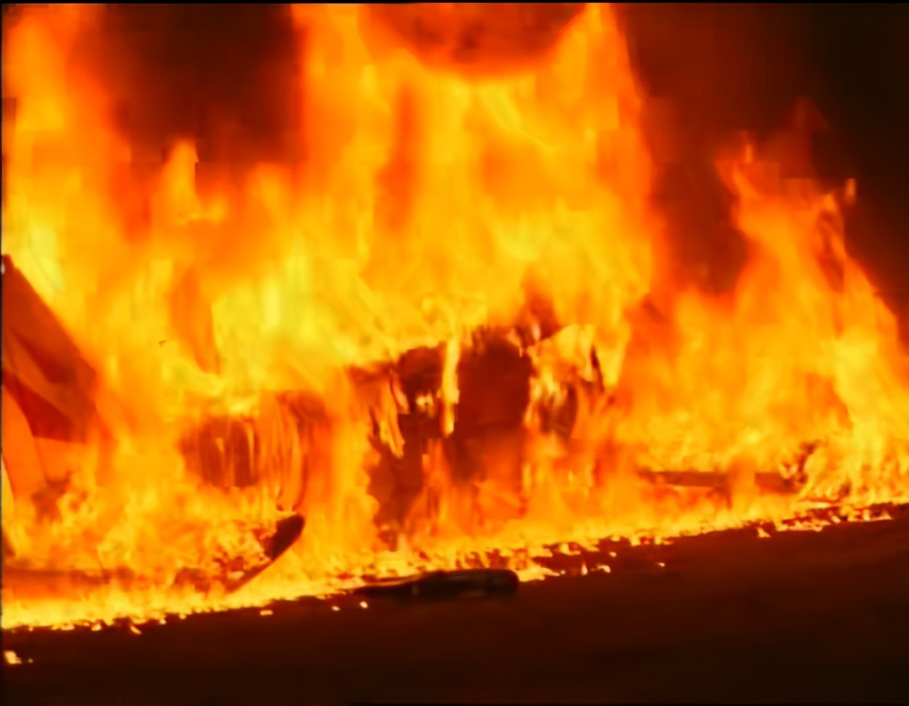 蛇咬蝎追，八岁男童如何在沙漠里生存三周？