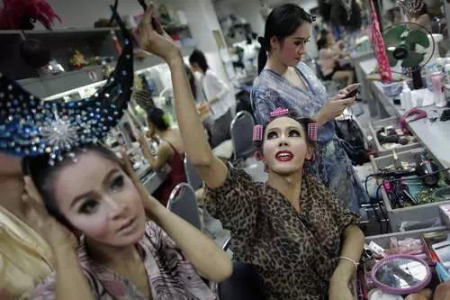 风情万种背后的辛酸，揭秘泰国人妖的由来和未来