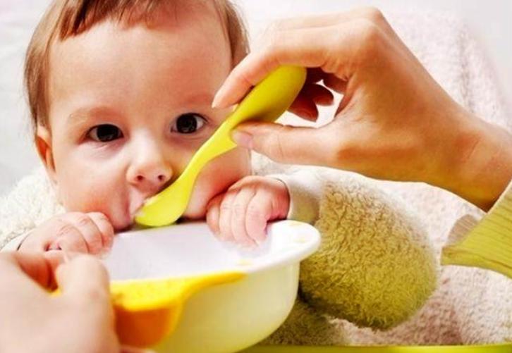 老人别再给宝宝这样喂辅食，若发现这些情况，妈妈要及时沟通