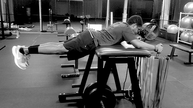 俯卧床上练臀部最好的动作,俯卧直腿的训练方法