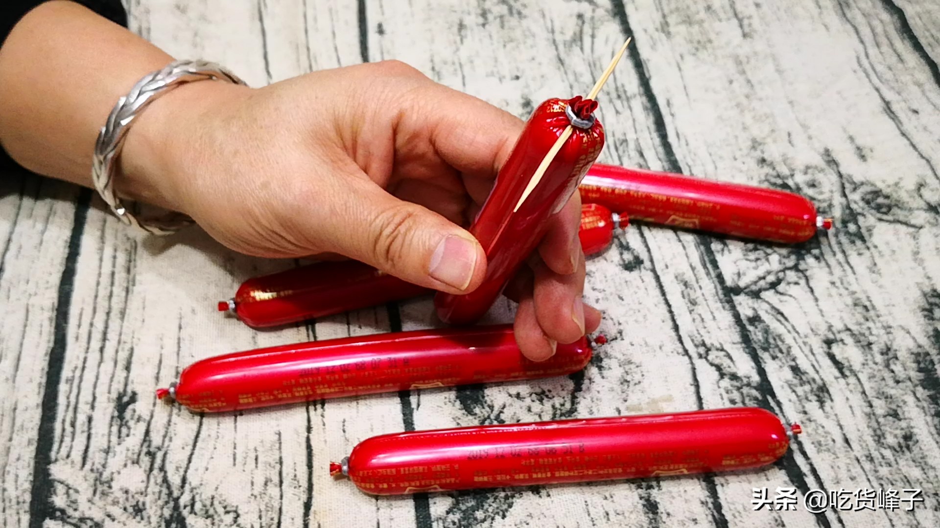 火腿肠有个小机关一碰就开,火腿肠封口有机关轻轻一拉就开