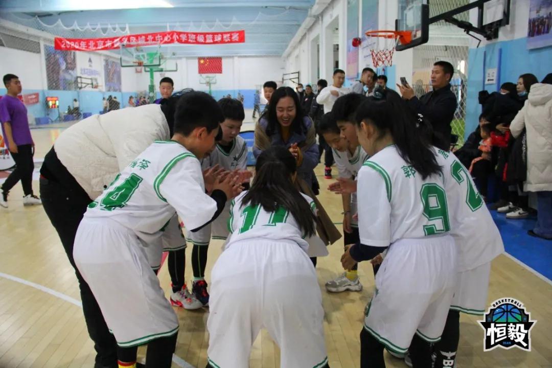 寒冷的冬夜挡不住奔跑脚步,寒冷挡不住小朋友的运动热情