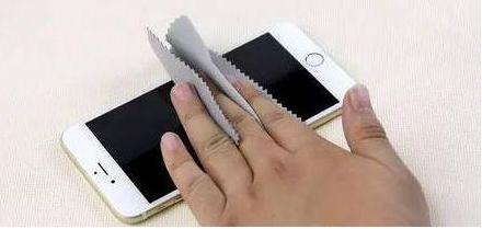 手机掉水里快速捞出来好像没啥事,手机掉水里了第一时间该怎么办