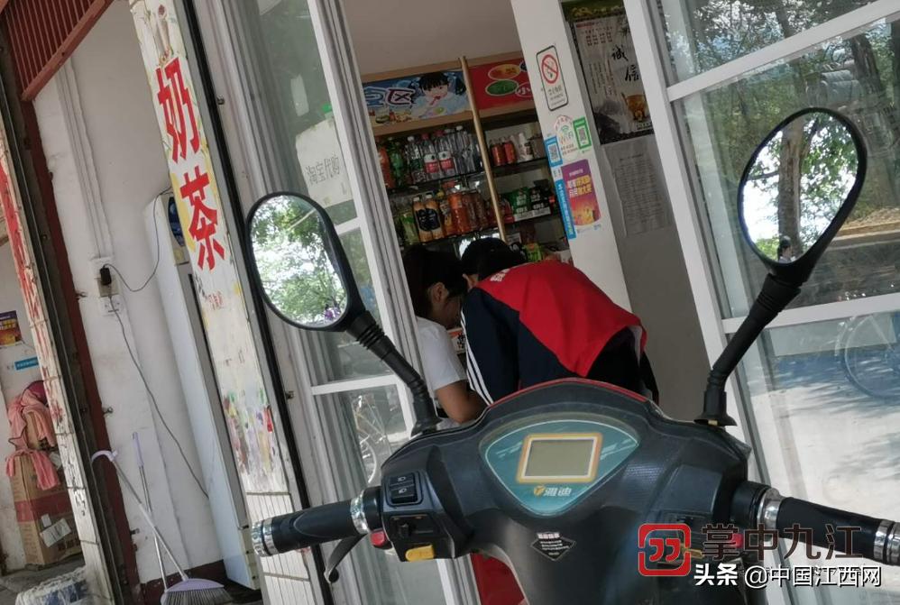 九江柴桑二中附近商铺为学生代购手机家长气愤不已