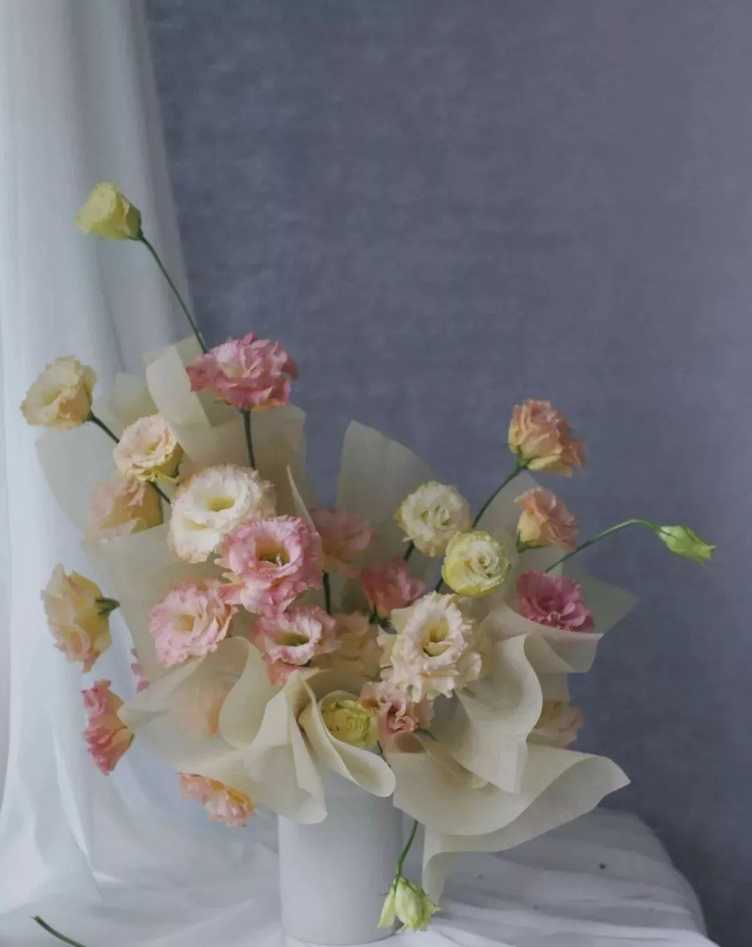 鲜花店日常换水整理花材,花要不要经常换水