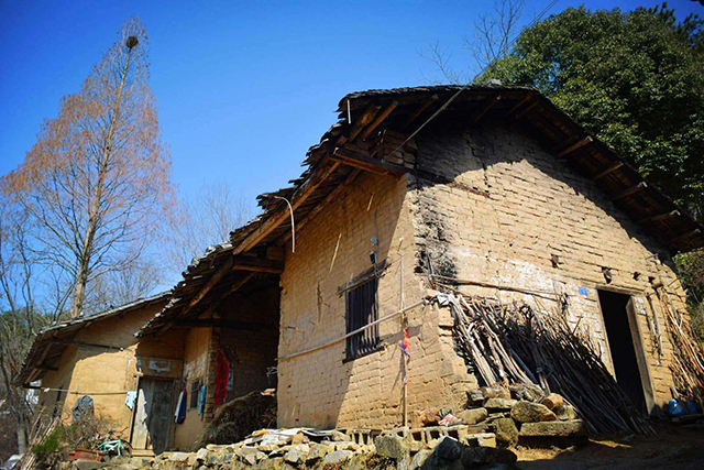 农村闲置房屋会被收回吗,农民进城了土地被村里收回合理吗