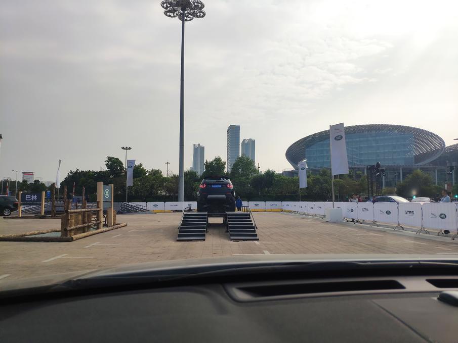 路虎发现神行2018款240pshse版,路虎发现神行2018款240psse版