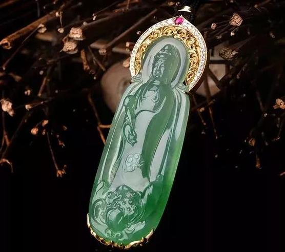 属龙佩戴翡翠如意吊坠,戴翡翠如意吊坠有什么讲究吗