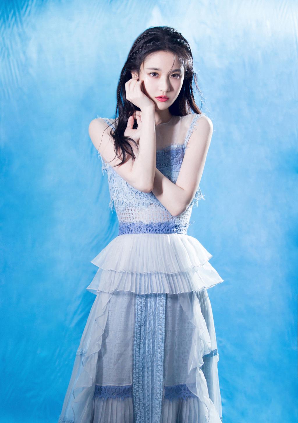 张慧雯穿白色长裙出席发布会,张慧雯穿吊带裙出席活动