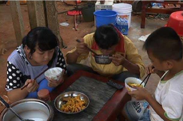 幼儿吃饭慢老师怎么和家长沟通,孩子总是吃饭不长肉怎么办