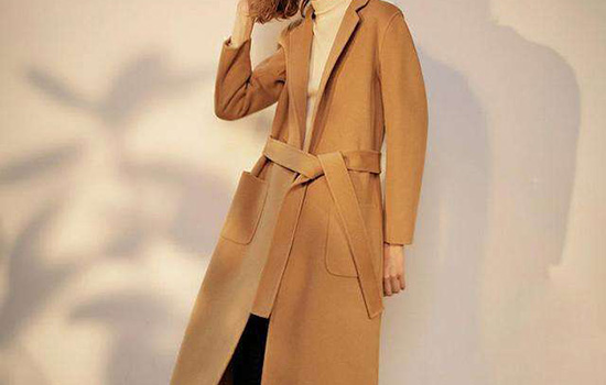 驼色大衣配驼色毛衣穿出高级感,驼色大衣搭配驼色的马丁靴