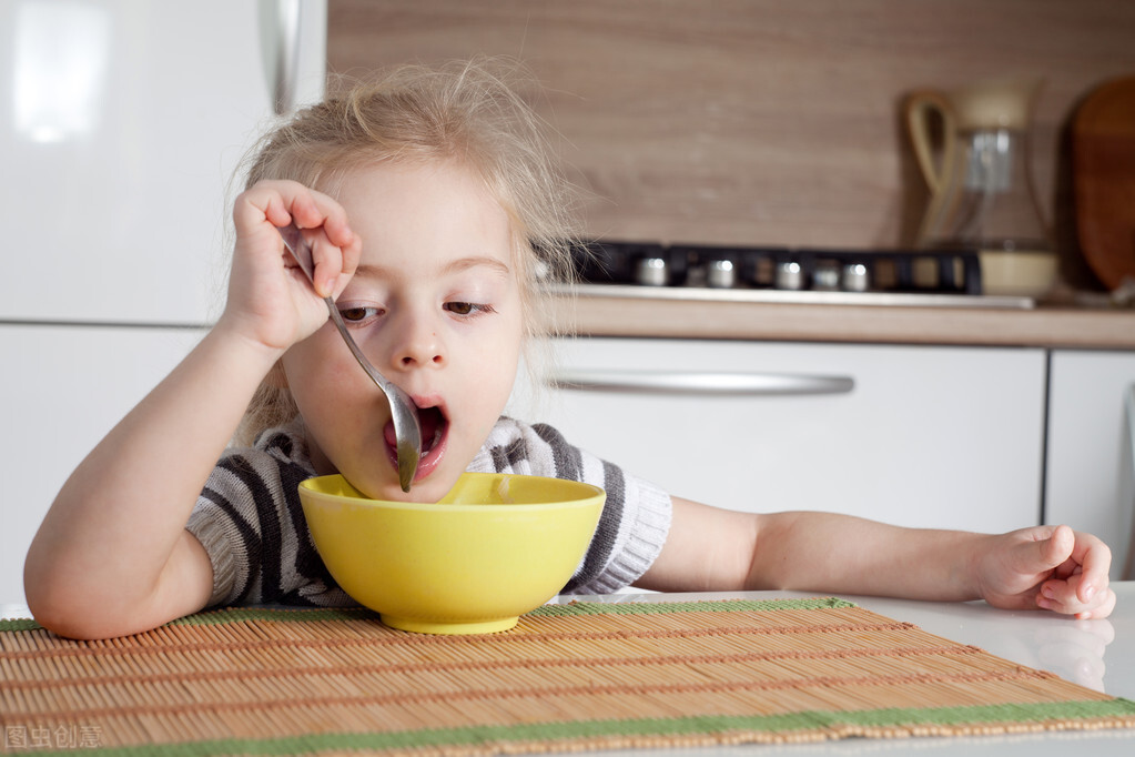 孩子嘴太干喝水也没有用怎么办,孩子喝水多嘴唇还是干怎么回事