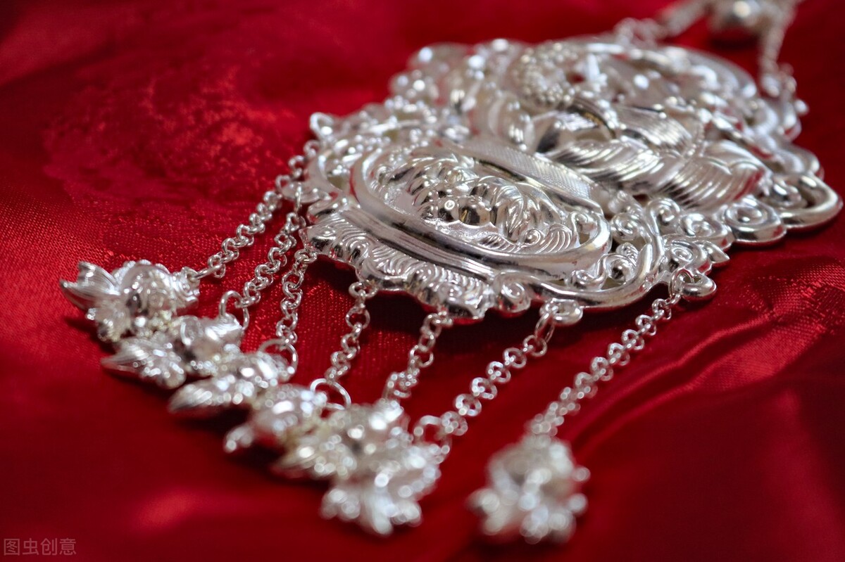 佩戴银饰变黑的原因,佩戴银饰有什么讲究