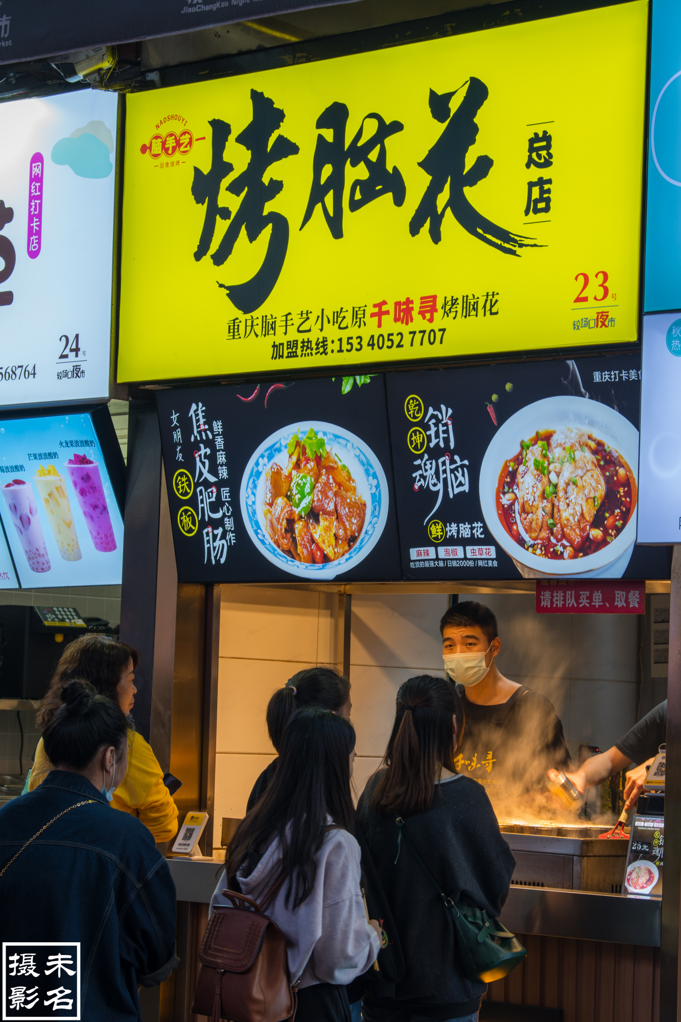 逛历史街区白象街，搭重庆最古老的电梯，游山城最繁华的美食夜市