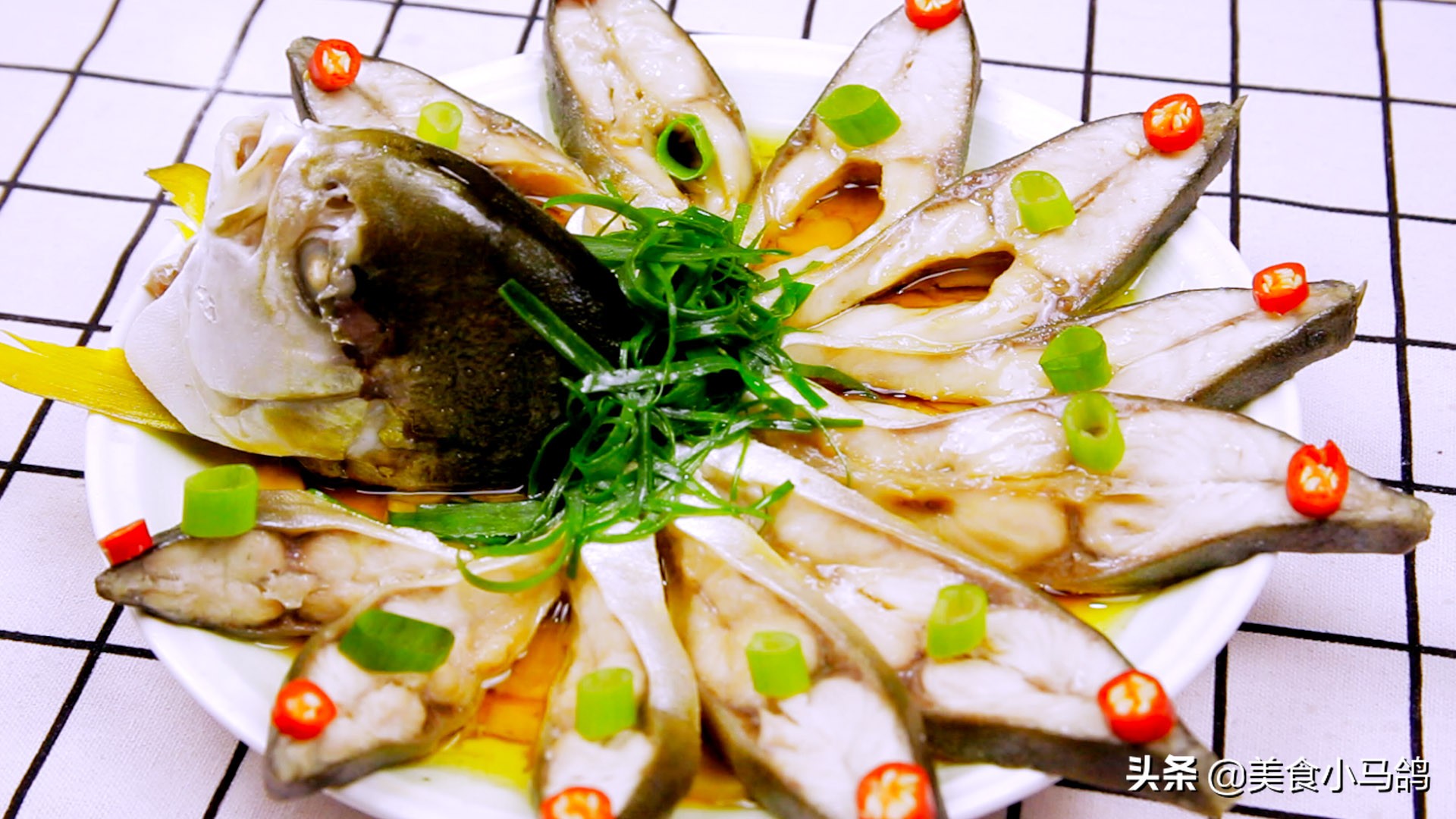 继续清理年货库存,教你做一道颜值爆表的清蒸鱼,晒朋友圈后火了
