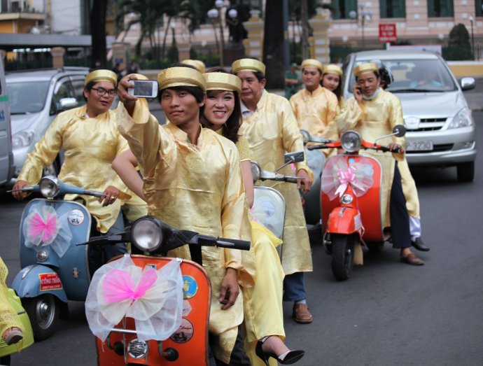 越南摩托车接亲很火视频,越南婚车队