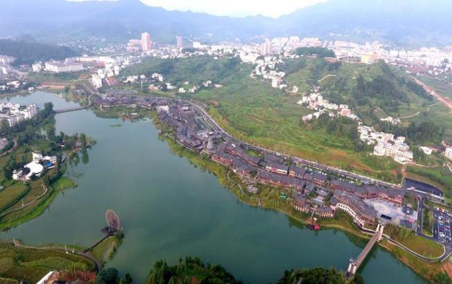 “有心扶贫，无意之作”“网红”万达小镇诞生记