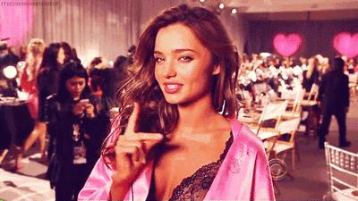 所有女生！帮你扒了10位女明星的*服私**，520照着穿就对啦