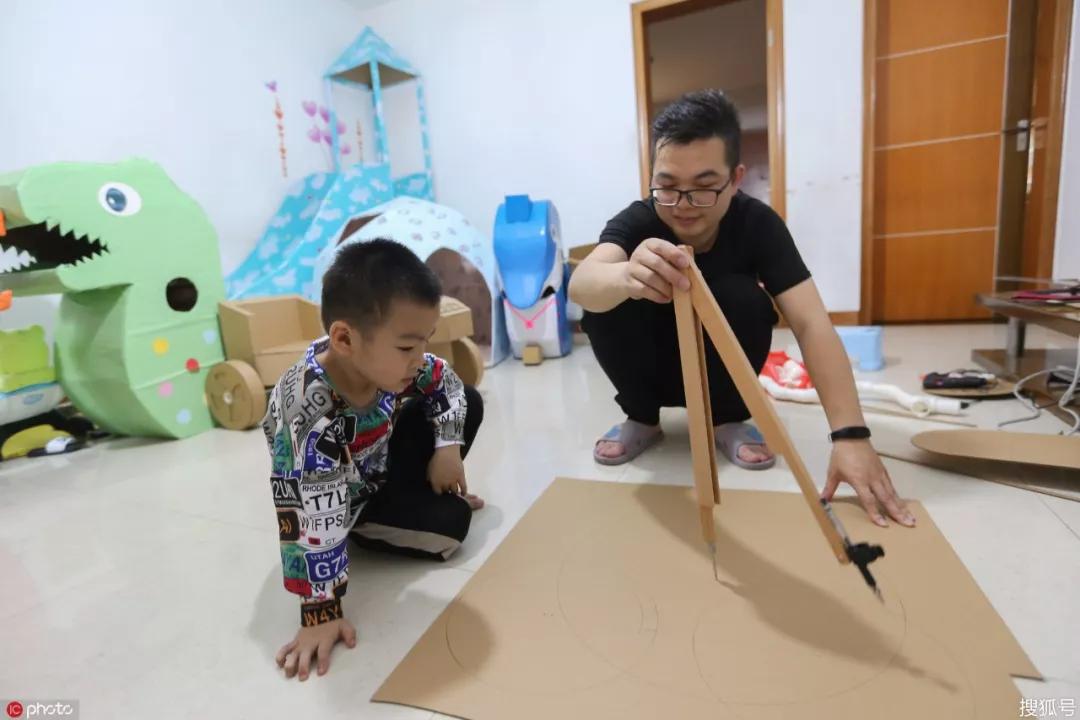 爸爸带娃搞笑名场面看一遍笑一遍,高龄宝爸用背带带娃的搞笑视频