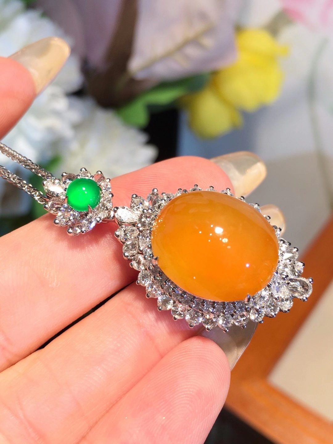 翡翠给人的感觉就像一抹清泉,天然翡翠与众不同美出高级感