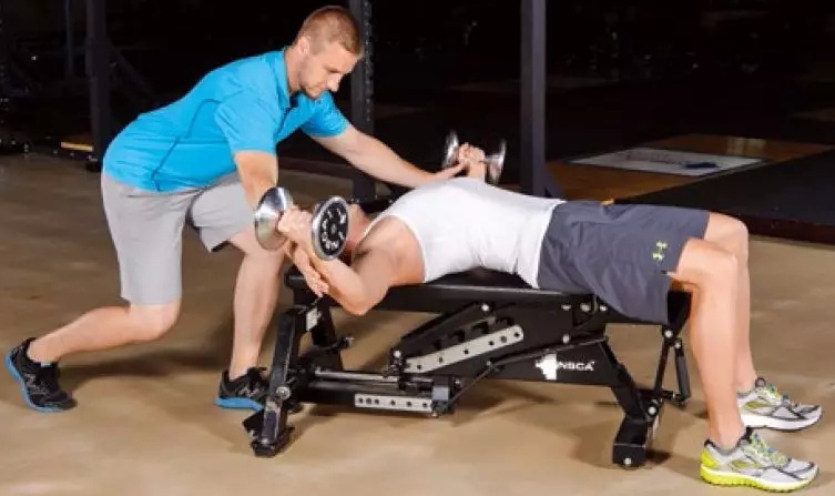 练胸的4个黄金动作健身房,女人在家练胸最有效的动作