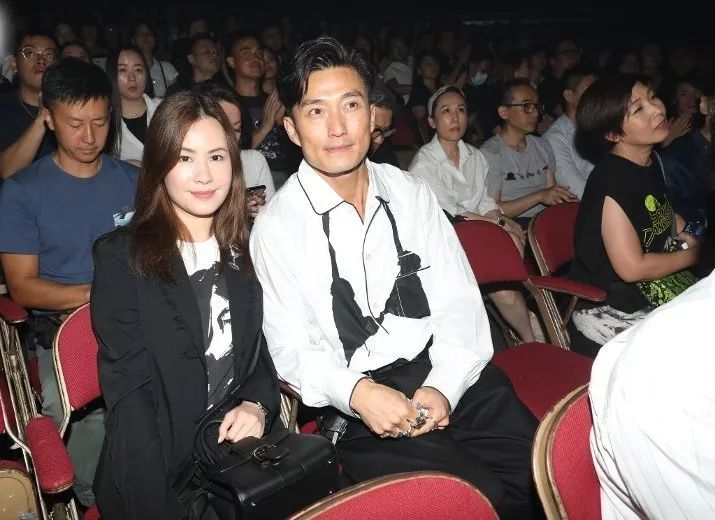 恭喜恭喜！TVB力捧小生与圈外女友注册结婚：结束5年爱情长跑