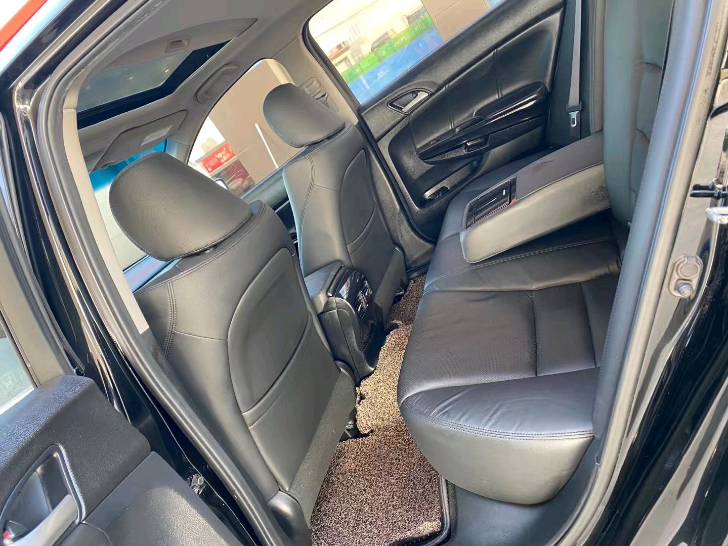 小伙花1万块钱买了一辆二手车,小伙花9万买了台国产车