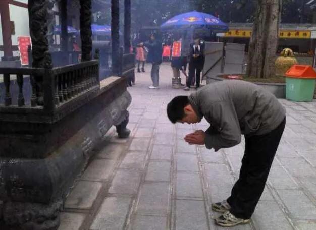 烧香拜佛时需要注意什么？记住4点佛教常识就好，不懂得了解一下