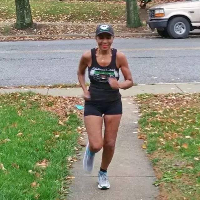 45岁健身身材犹如20岁少女,女子56岁健身如今身材惊艳