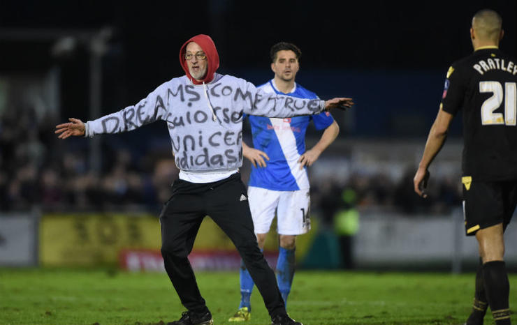 球场入侵事件,球员袭击女裁判