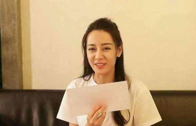 迪丽热巴2018年机场和粉丝聊天,迪丽热巴对粉丝说悄悄话