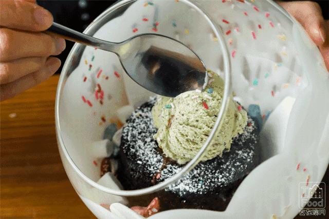 澳门探店|新马路有一家人气斜坡西餐厅!菠萝BB猪必吃