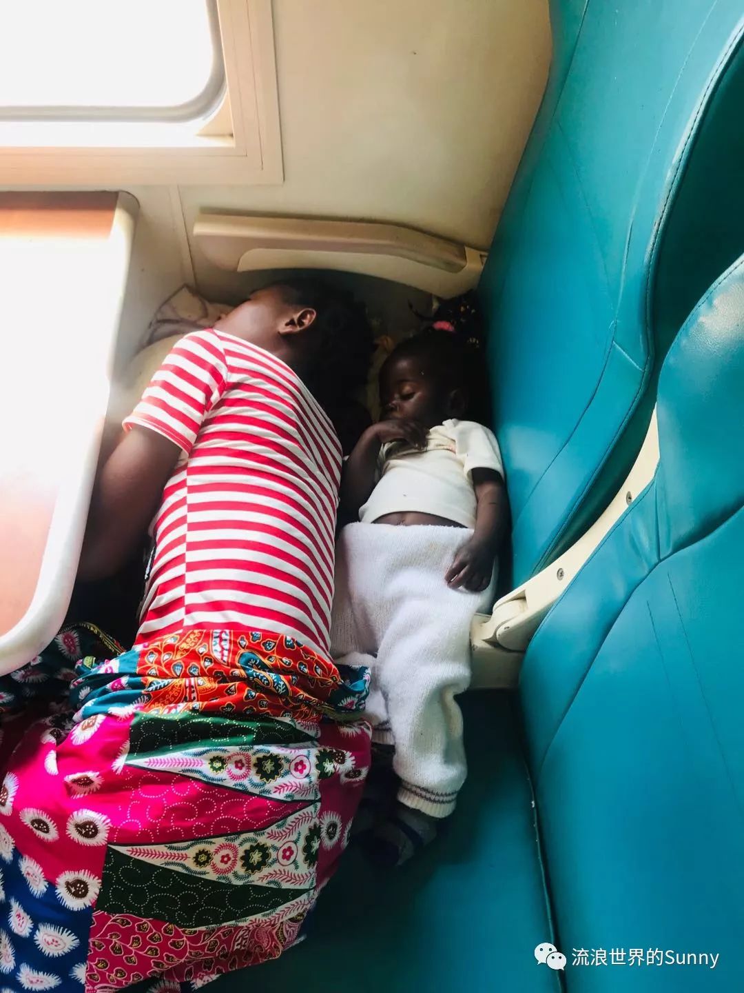 流浪非洲，乘坐中国援建火车去赞比亚，满满的亲切