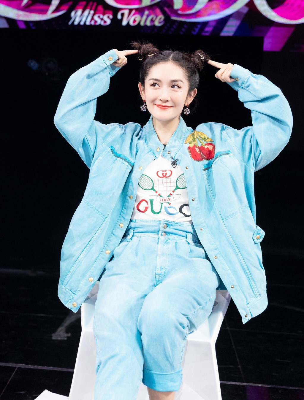 谢娜晒美照大背头造型酷帅十足,谢娜晒证件照扎着麻花辫尽显清纯