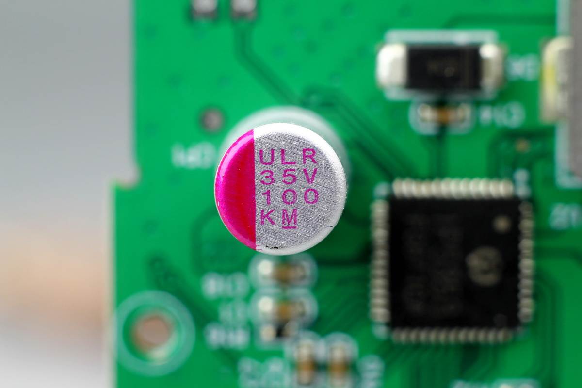 充电宝移动电源拆机对比,拆解移动电源一度电