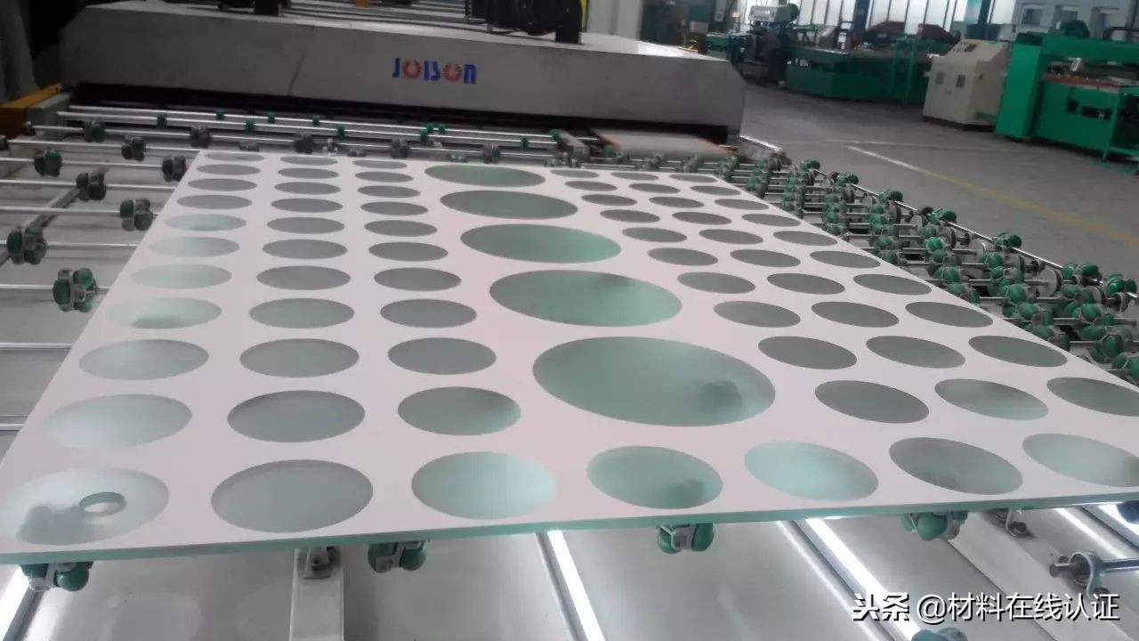 你还在用透明玻璃做立面吗？看看大师们都是怎么给玻璃上色的？