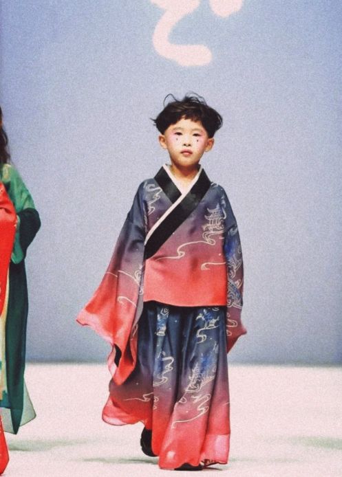 易烊千玺弟弟易烊昱华走秀,易烊千玺弟弟走秀